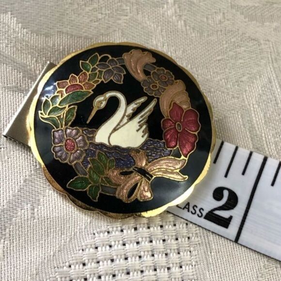 Elegant enamel swan brooch - Picture 2 of 10
